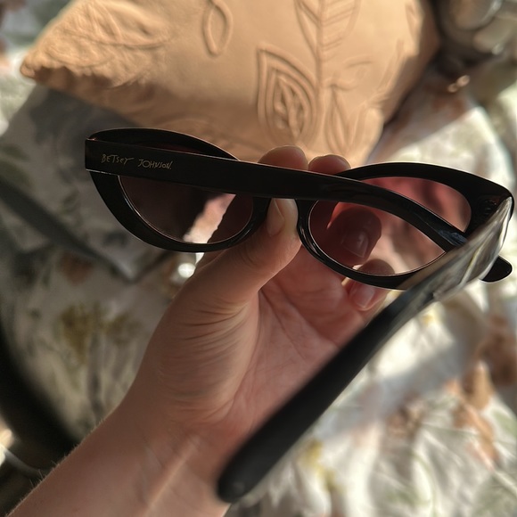 Betsy let Johnson sunglasses - Picture 2 of 2